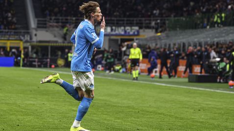  Жестока гладиаторска борба сред Интер и Наполи не излъчи победител, а интригата за Скудетото остава 