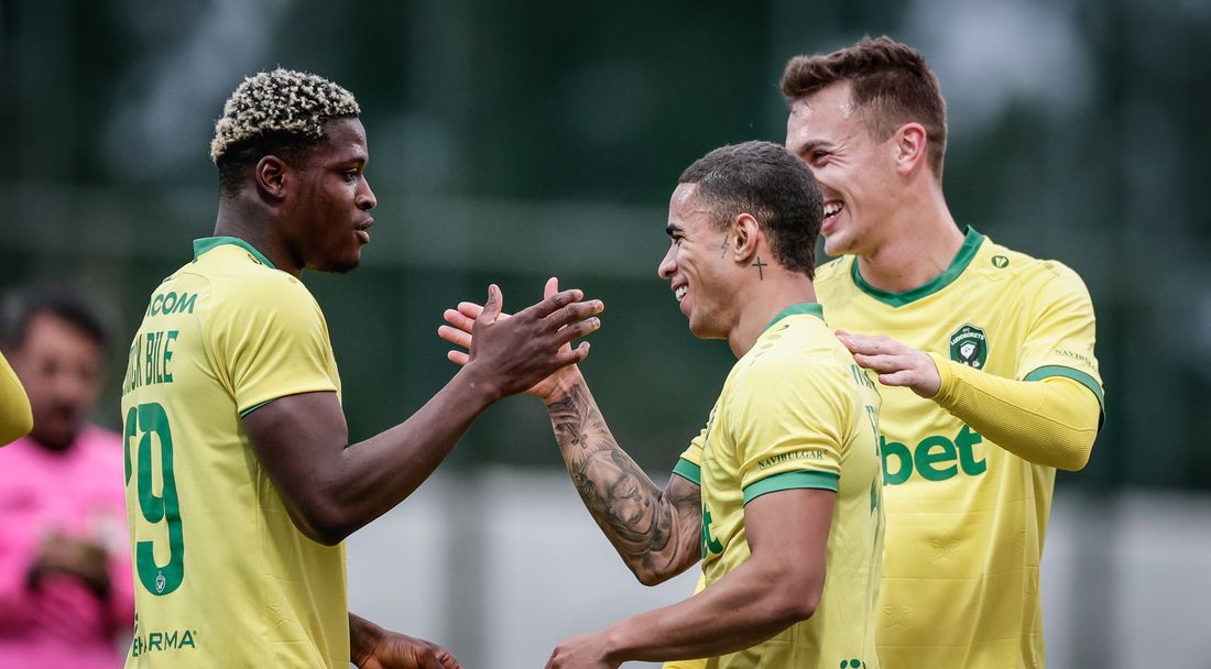 В дъжд и вятър: Лудогорец удари унгарски претендент за титлата