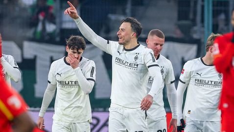 Борусия (Мьонхенгладбах) разби за едно полувреме Аугсбург и си осигури спокойствие
