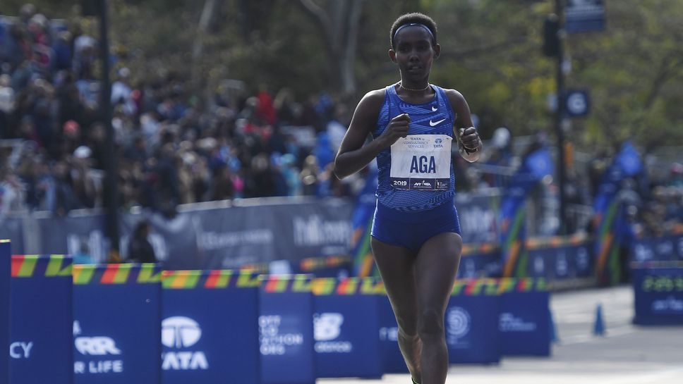Етиопските бегачи Рути Ага и Давит Волде успешно защитиха титлите