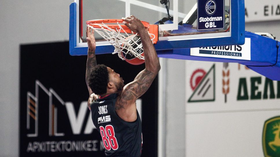 Везенков се включи от пейката при гръмка победа на Олимпиакос