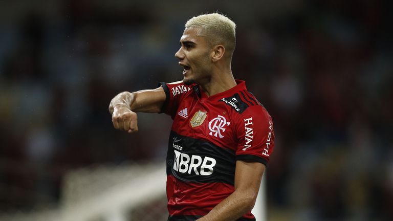  Ман Юнайтед контракти прехвърлянето на халф с бразилски гранд 