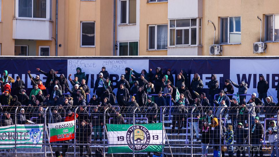 Играчи и фенове на Черно море се поздравиха за победата