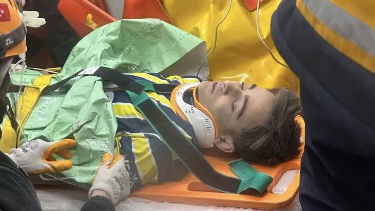 16 годишно момче фен на турския гранд Фенербахче е оцеляло почти