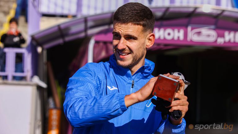 Полузащитникът на Левски Илиян Стефанов получи наградата си за гол