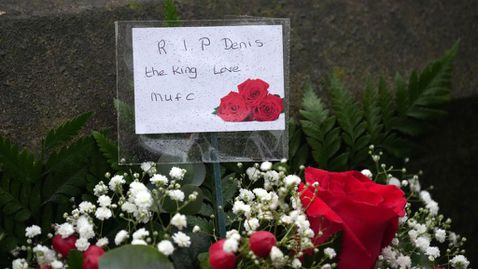 Хиляди привърженици на Манчестър Юнайтед се събраха на "Олд Трафорд", за да отдадат почит на  Денис Лоу