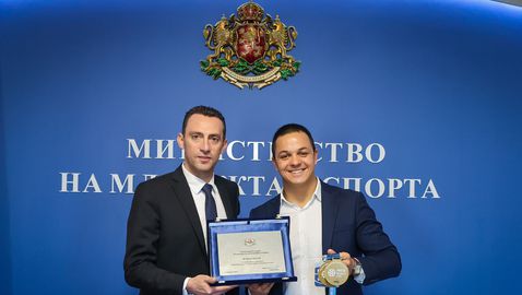 Министър Иван Пешев се срещна с плувеца Цанко Цанков
