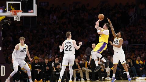 Лука Дончич дебютира за Лейкърс с 14 точки срещу Юта пред погледа на Новицки и Адел