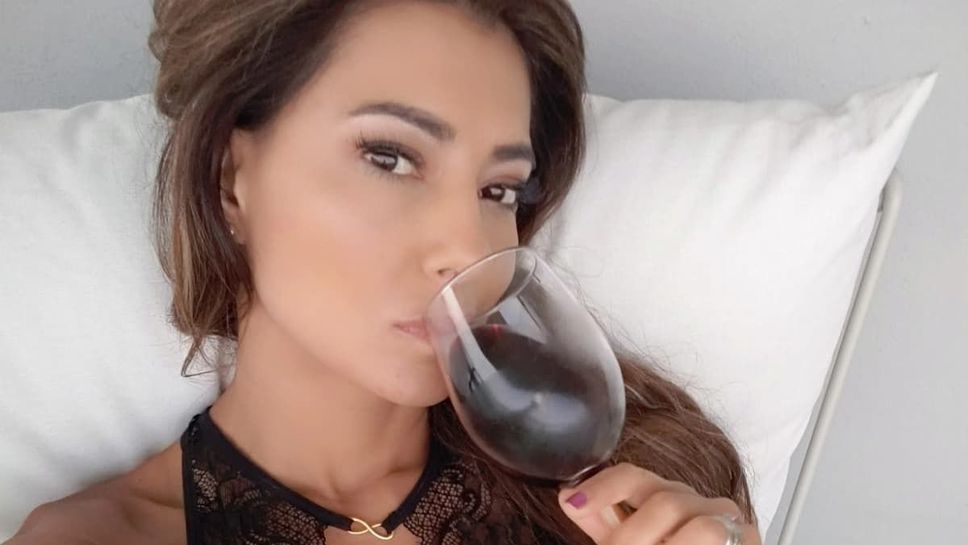 Футболна фенка обича да се фука с тялото си