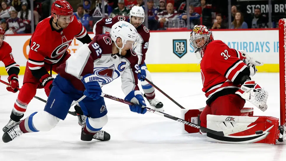 Лидерът в НХЛ Колорадо загуби гостуването си на Каролина