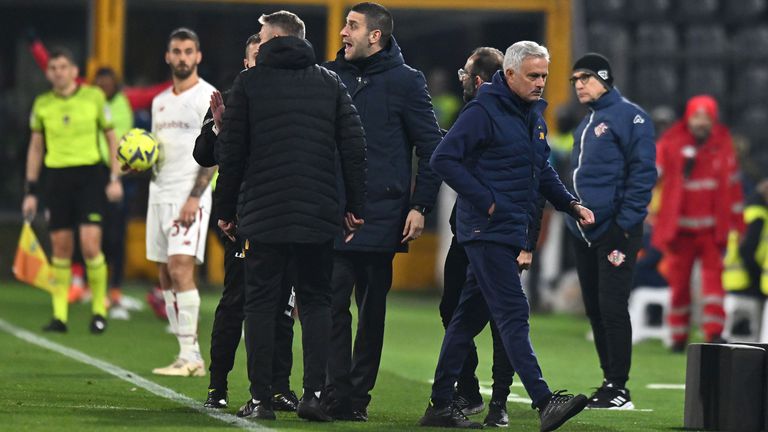 Наставникът на Рома Жозе Моуриньо е нарекъл четвъртия съдия от