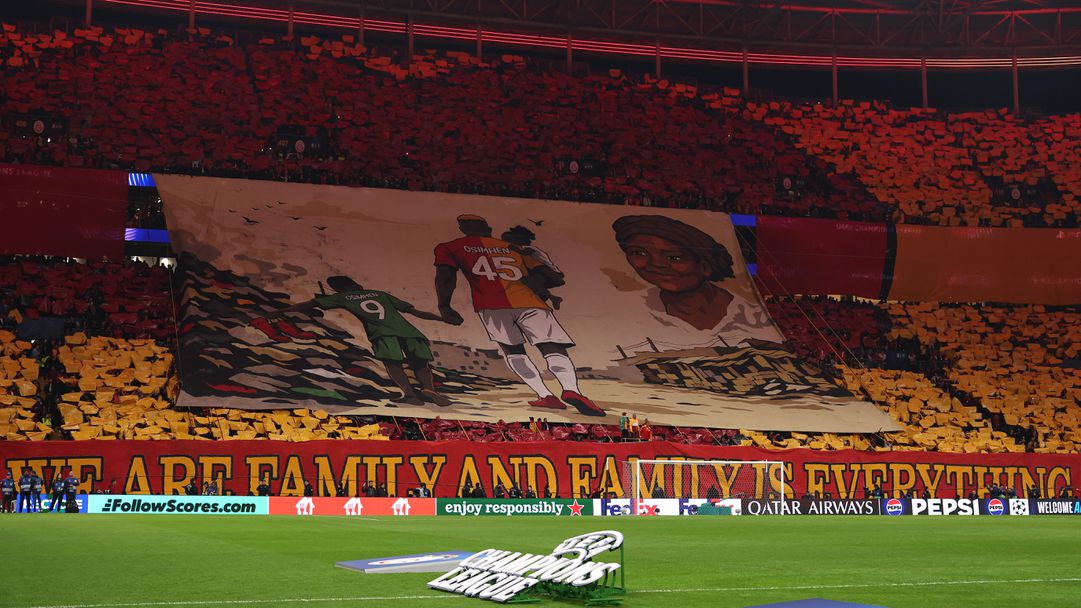 Трогателна хореография на феновете на Галатасарай просълзи Осимен