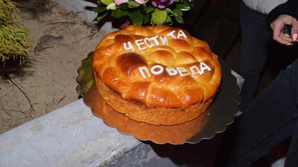 Посрещнаха с погача последните медалисти от ЕП по щанги в Москва