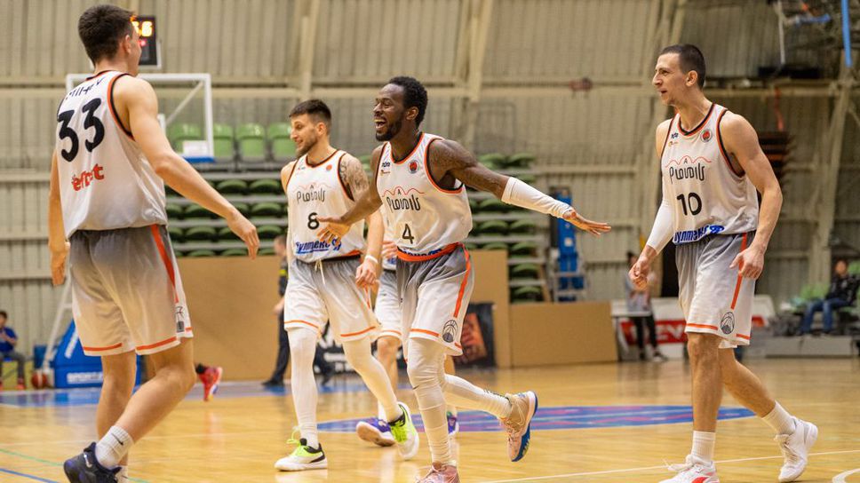 Дейшон Найт измъкна Академик от захапката на Черно море