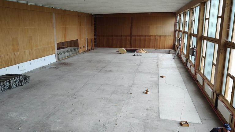 С пълна сила текат ремонтните дейности по обновяване на залата