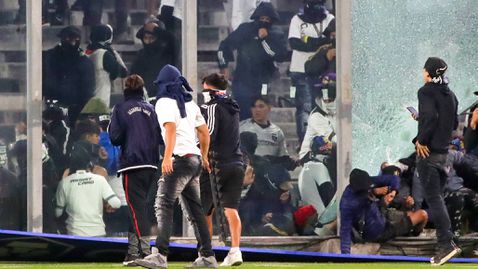 Трагедия в Чили: двама загинали, нахлуване на терена и прекратен мач от Копа Либертадорес