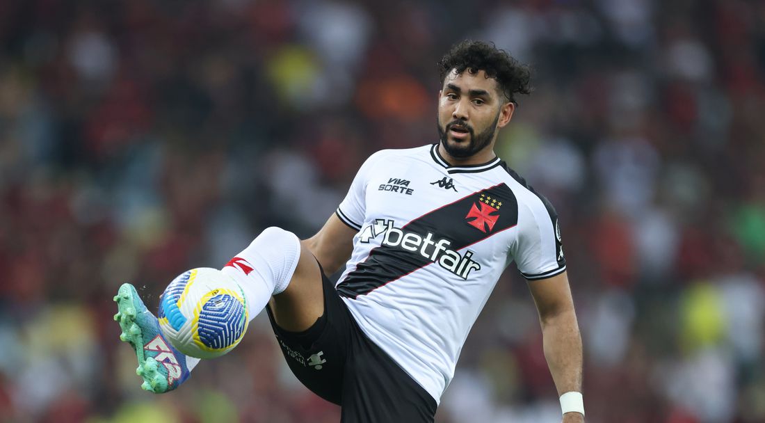 Пиене на урина, бой и вода от тоалетната: тежки обвинения към бивш национал на Франция