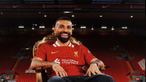 Какъв лукс! Салах преподписа с часовник, достъпен за малцина