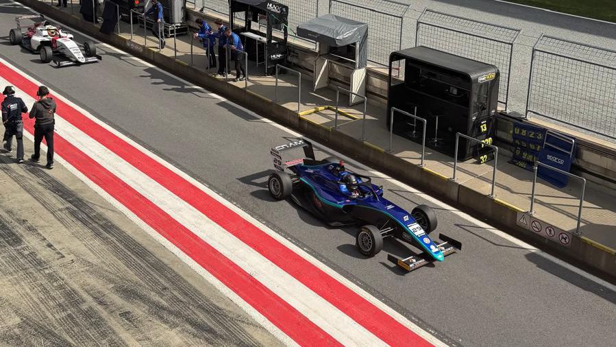 Любо Руйков дебютира с 5-о място във Формула 4