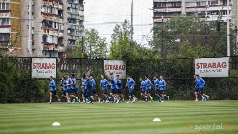  Левски с ново занятие в Самоков, Сираков гледа заниманието 