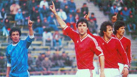  Стоичков и Любо Пенев вършат на пух и прахуляк шампионския тим на Левски 