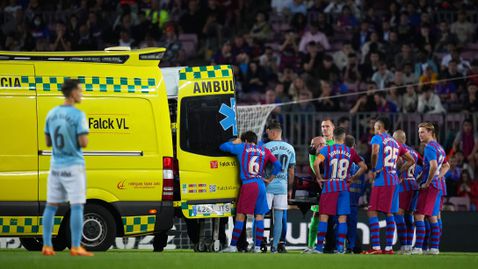 Бранител на Барселона остава в болница