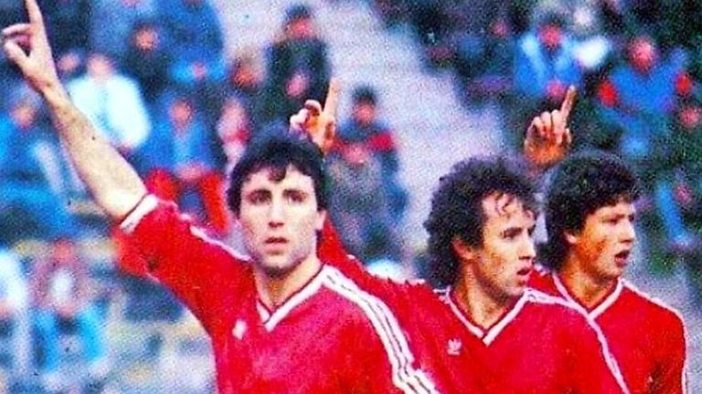  Стоичков и Любо Пенев вършат на пух и прахуляк шампионския тим на Левски 