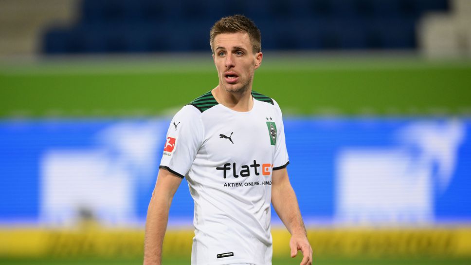 Крило преподписа с Борусия