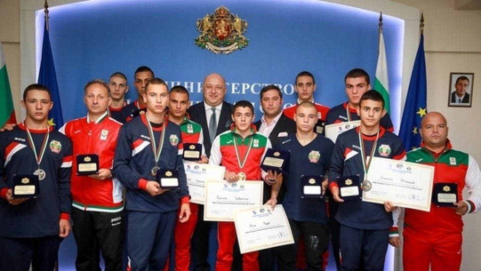 Министър Кралев поздрави лично всеки един от българските медалисти от Европейското по бокс за юноши