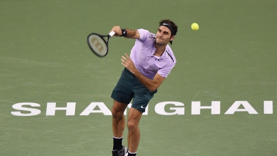 Федерер се завърна на корта с победа