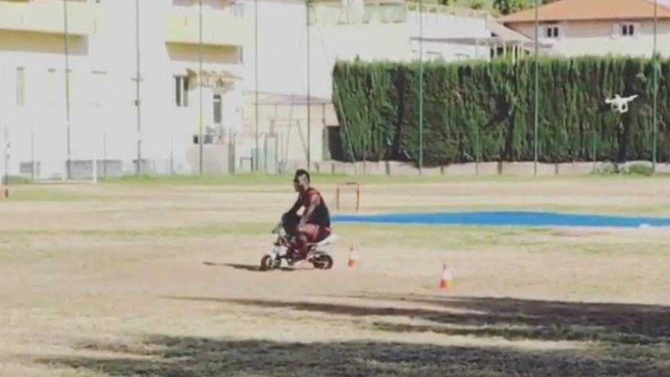 Купонджията Марио Балотели се състезава с мини мотор (видео)