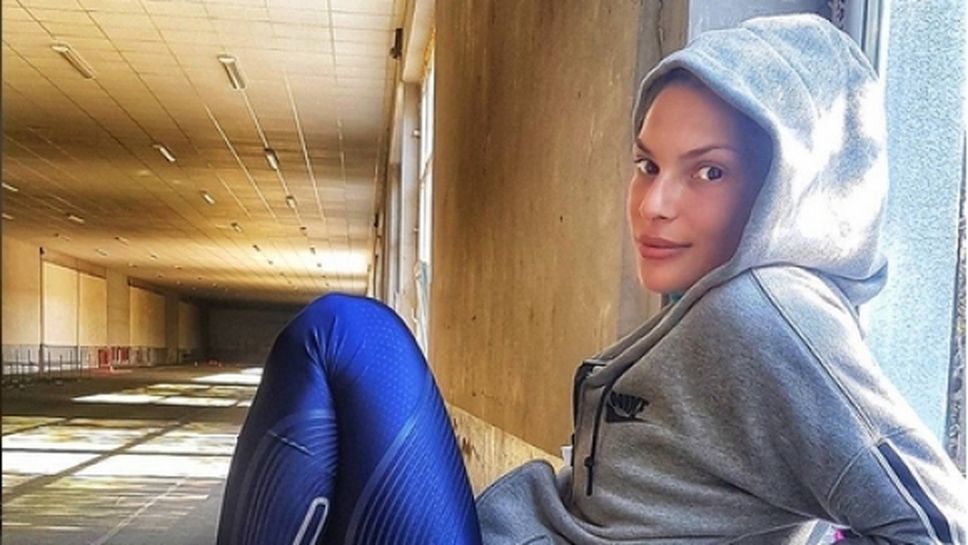 Красива и в неугледната зала