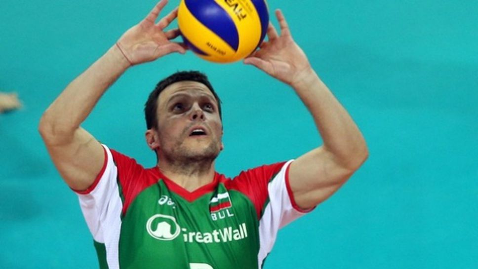 Андрей Жеков спира с волейбола