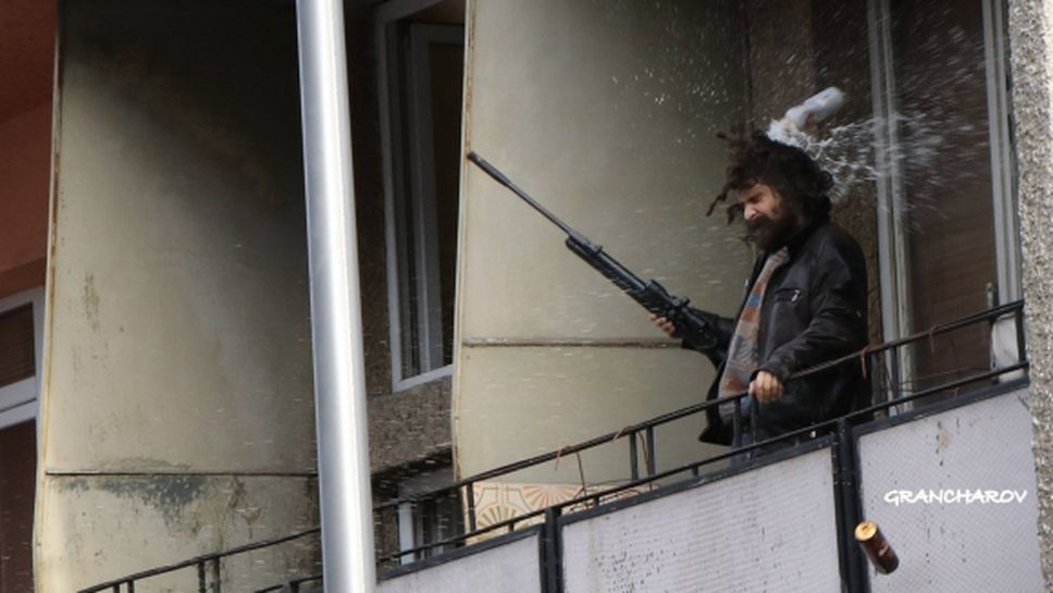 Прибраха в психиатрия мъжа с пушката, провокирал феновете на Левски (видео)