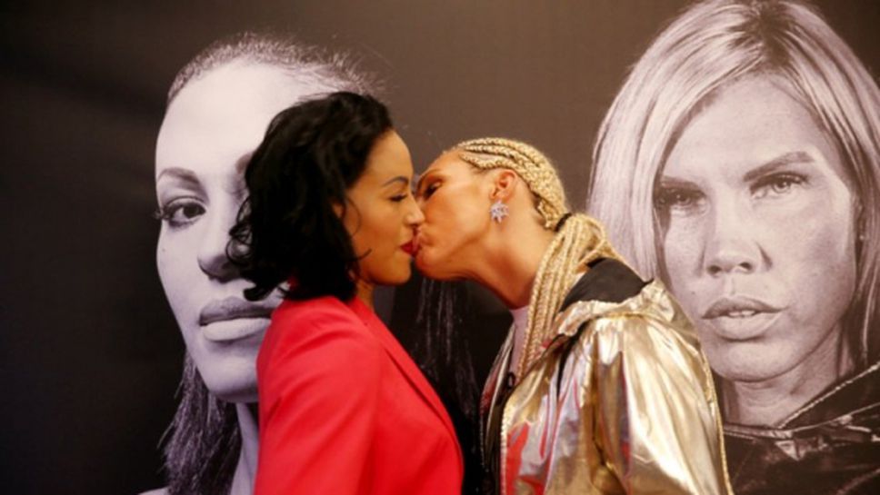 Боксьорка изненада съперничката си с... целувка (видео + снимки)