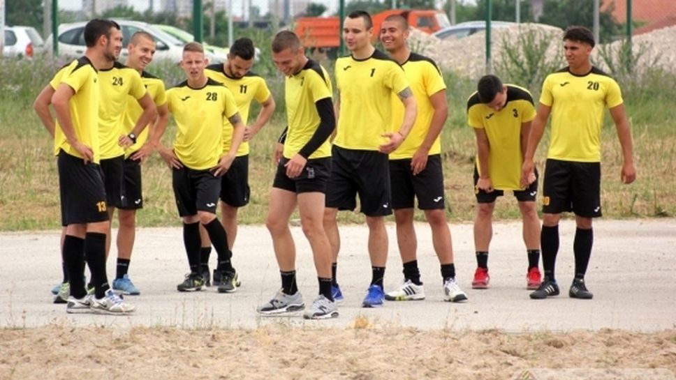 Ботев с група от 19 футболисти срещу Дунав, върнаха Яя Меледже