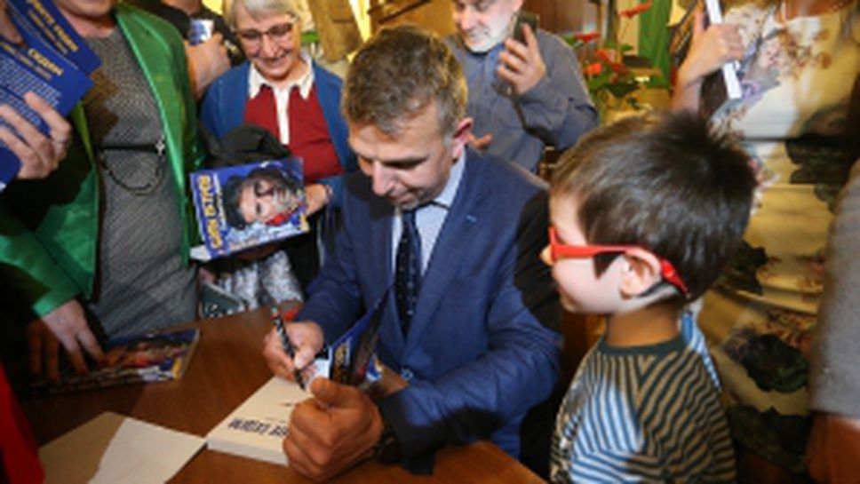 Алпинистът Боян Петров представи дебютната си книга "Първите седем"