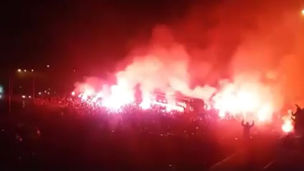 Огнена феерия! Хиляди посрещнаха като герои Банков и Рух след историческа победа в Полша (видео)