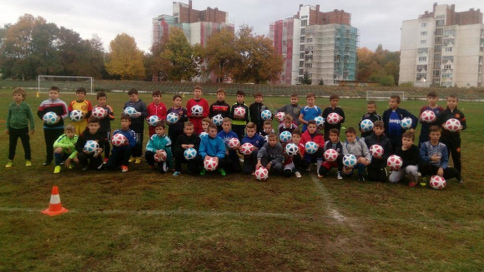Ивелин Попов зарадва децата от школата на Велбъжд (Кюстендил)