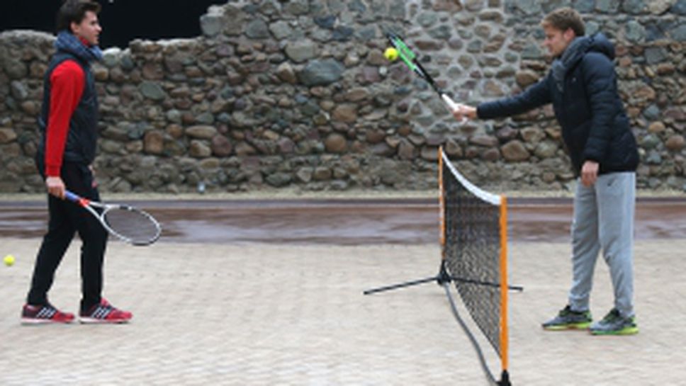 Демонстративна игра на Доминик Тийм и Давид Гофен в центъра на София