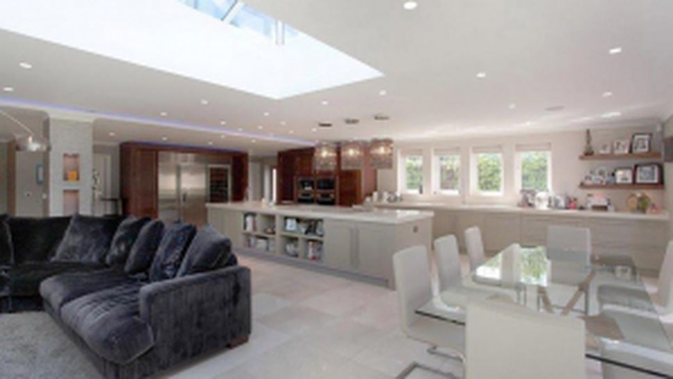 Джон Стоунс се радва на луксозно имение с гледка към езеро (галерия)