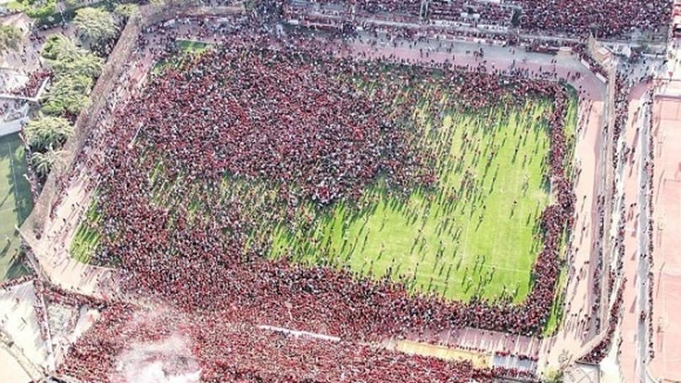 Това не се вижда всеки ден! 50 000 фенове прекъснаха тренировка (ВИДЕО)