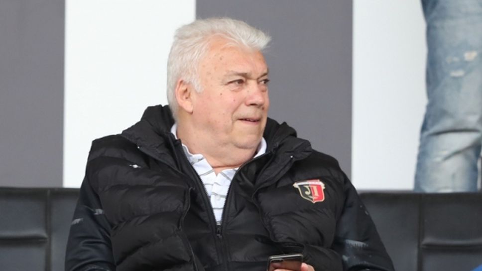 Христо Бонев дари 100 кашона с лакомства за пациентите на УМБАЛ "Свети Георги"