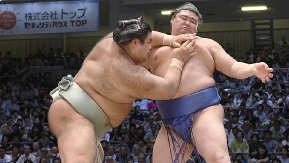 Аоияма стартира с успех във Фукуока, Хакухо единствен постигна победа от великите шампиони