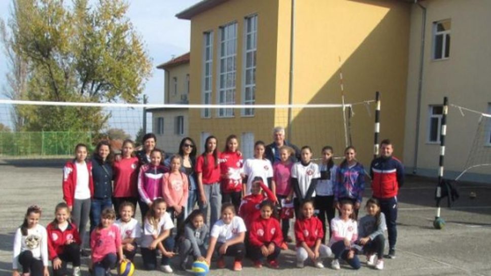 Дарение за децата от ВК Тополово