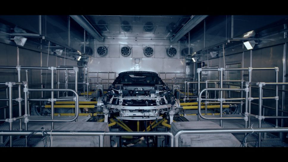 BMW засилва напрежението преди премиерата на i8 Roadster (видео)