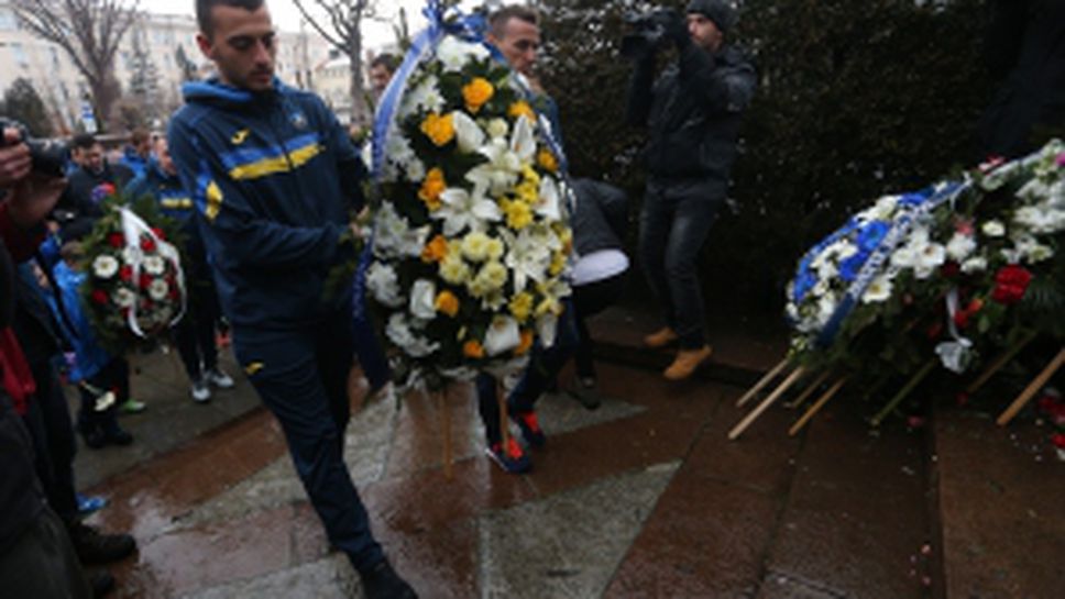 Ръководството и футболистите на Левски почетоха Апостола