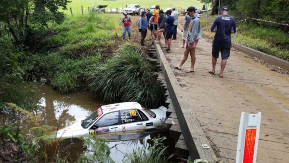 Кола се озова в реката след странна катастрофа на рали Австралия