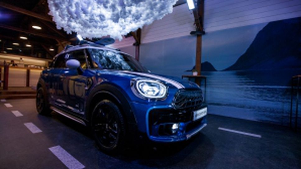 MINI Countryman кацна под един облак в София