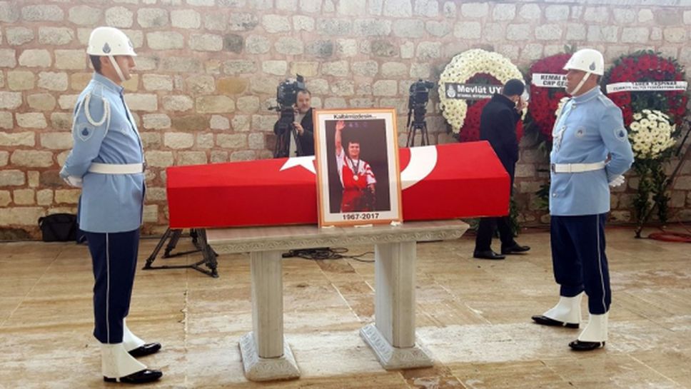 "Сбогуване с една легенда" - турският печат за погребението на Наим Сюлейманоглу